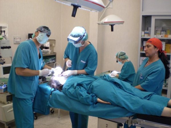 The Kolasinski Clinic Team is performing a demonstration surgery. From the left side: dr Jerzy Kolasiński, Mariola Reszke, Hanna Perz-Rodykow.  The IDI ward nurse is helping the team. (from the right side)