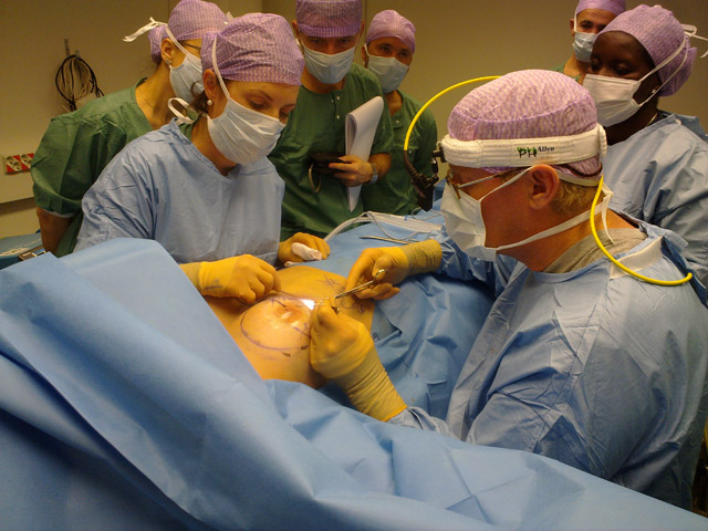 Dr Per Heden during a demonstration surgery