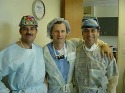 Warsztaty chirurgiczne - Orlando III/2004. Dr Jerzy Kolasiński w towarzystwie dr Arturo Tykocinskiego (Brazylia) i dr Alexa Ginzburg (Izrael)